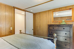 Woodsy Cabin Retreat ~ 4 Mi to Crescent Lake!