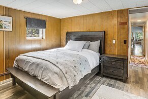 Woodsy Cabin Retreat ~ 4 Mi to Crescent Lake!