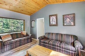 Woodsy Cabin Retreat ~ 4 Mi to Crescent Lake!