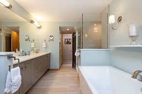 13 Liftside 3 Bedroom Townhouse by RedAwning