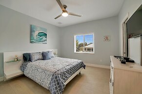 Beach House On Bayview - 1940 Bayview Dr 6 Bedroom Home by RedAwning