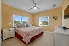 Beach House On Bayview - 1940 Bayview Dr 6 Bedroom Home by RedAwning