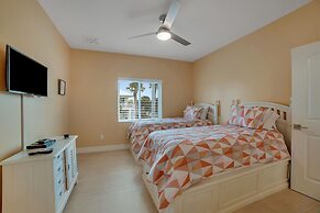 Beach House On Bayview - 1940 Bayview Dr 6 Bedroom Home by RedAwning