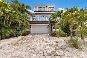 Seaside Haven 4 Bedroom Home by RedAwning