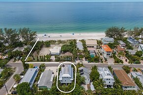 Seaside Haven 4 Bedroom Home by RedAwning