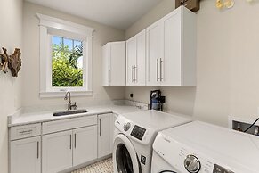 Seaside Haven 4 Bedroom Home by RedAwning