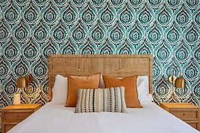 Tangerine House - Hot Tub, Fire Pit, Bbq! 3 Bedroom Home by RedAwning