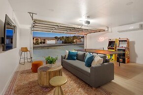 Tangerine House - Hot Tub, Fire Pit, Bbq! 3 Bedroom Home by RedAwning