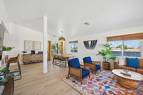 Tangerine House - Hot Tub, Fire Pit, Bbq! 3 Bedroom Home by RedAwning