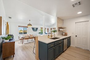 Tangerine House - Hot Tub, Fire Pit, Bbq! 3 Bedroom Home by RedAwning