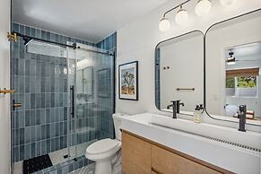 Tangerine House - Hot Tub, Fire Pit, Bbq! 3 Bedroom Home by RedAwning