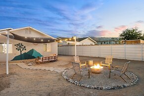 Tangerine House - Hot Tub, Fire Pit, Bbq! 3 Bedroom Home by RedAwning