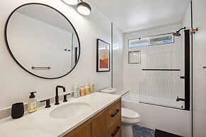 Tangerine House - Hot Tub, Fire Pit, Bbq! 3 Bedroom Home by RedAwning