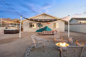 Tangerine House - Hot Tub, Fire Pit, Bbq! 3 Bedroom Home by RedAwning