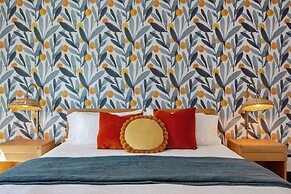 Tangerine House - Hot Tub, Fire Pit, Bbq! 3 Bedroom Home by RedAwning