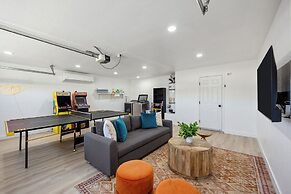 Tangerine House - Hot Tub, Fire Pit, Bbq! 3 Bedroom Home by RedAwning