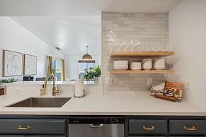 Tangerine House - Hot Tub, Fire Pit, Bbq! 3 Bedroom Home by RedAwning