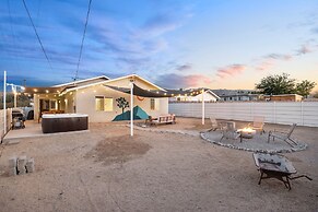 Tangerine House - Hot Tub, Fire Pit, Bbq! 3 Bedroom Home by RedAwning