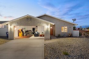 Tangerine House - Hot Tub, Fire Pit, Bbq! 3 Bedroom Home by RedAwning