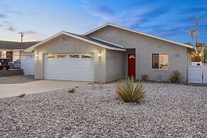 Tangerine House - Hot Tub, Fire Pit, Bbq! 3 Bedroom Home by RedAwning