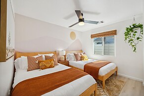 Tangerine House - Hot Tub, Fire Pit, Bbq! 3 Bedroom Home by RedAwning