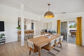 Tangerine House - Hot Tub, Fire Pit, Bbq! 3 Bedroom Home by RedAwning