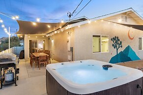 Tangerine House - Hot Tub, Fire Pit, Bbq! 3 Bedroom Home by RedAwning