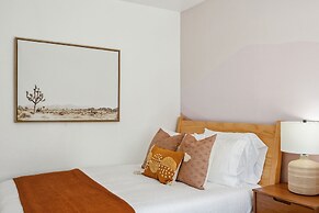 Tangerine House - Hot Tub, Fire Pit, Bbq! 3 Bedroom Home by RedAwning