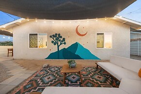 Tangerine House - Hot Tub, Fire Pit, Bbq! 3 Bedroom Home by RedAwning