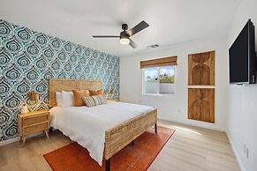 Tangerine House - Hot Tub, Fire Pit, Bbq! 3 Bedroom Home by RedAwning