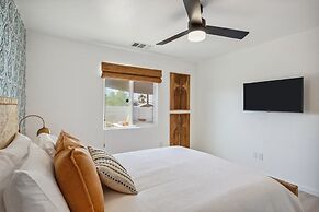 Tangerine House - Hot Tub, Fire Pit, Bbq! 3 Bedroom Home by RedAwning