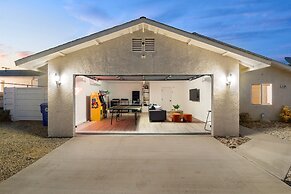 Tangerine House - Hot Tub, Fire Pit, Bbq! 3 Bedroom Home by RedAwning