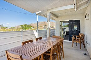 Tangerine House - Hot Tub, Fire Pit, Bbq! 3 Bedroom Home by RedAwning