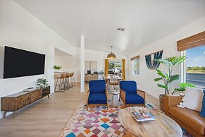 Tangerine House - Hot Tub, Fire Pit, Bbq! 3 Bedroom Home by RedAwning