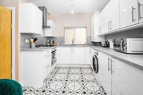 Cosy 3-bed House in Birmingham With Free Parking