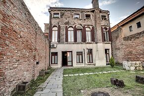 Venice Garden by Wonderful Italy