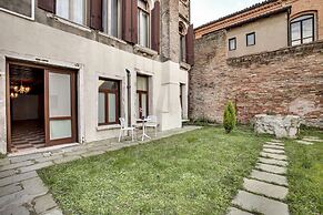 Venice Garden by Wonderful Italy