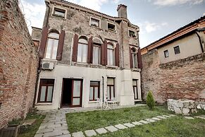 Venice Garden by Wonderful Italy