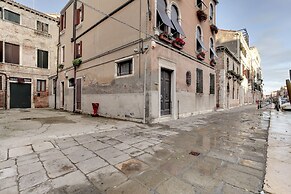 Venice Garden by Wonderful Italy