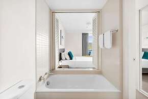 Reef - Waterfront City Pool Sauna Gym