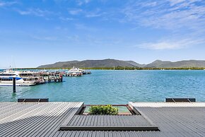 Reef - Waterfront City Pool Sauna Gym