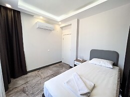 Villa With Private Pool Garden - All Rooms w AC