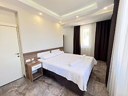 Villa With Private Pool Garden - All Rooms w AC