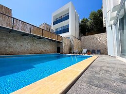 Villa With Private Pool Garden - All Rooms w AC