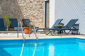 Villa With Private Pool Garden - All Rooms w AC