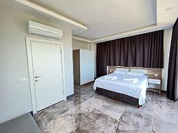 Villa With Private Pool Garden - All Rooms w AC