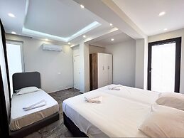 Villa With Private Pool Garden - All Rooms w AC