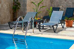 Villa With Private Pool Garden - All Rooms w AC