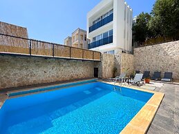Villa With Private Pool Garden - All Rooms w AC
