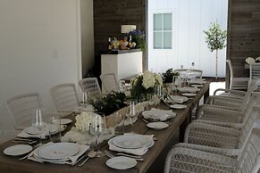 Whitetail Court Hotel